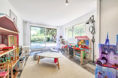 Salle de jeux spacieuse et décorée dans une maison familiale à Cuers - Service de photo immobilière Toulon et environs.