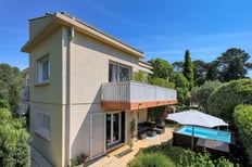 Photo professionnelle d'une maison avec terrasse à Cuers, optimisée pour une annonce immobilière.