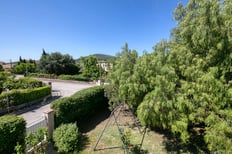 Vue aérienne d’une maison avec jardin à Cuers, capturée par un drone immobilier.