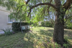 Jardin paysager d'une maison à Cuers, ensoleillé, idéal pour photos immobilières de qualité.