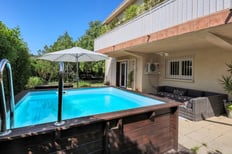 Piscine extérieure d’une villa avec jardin à Cuers, prise par un photographe immobilier.