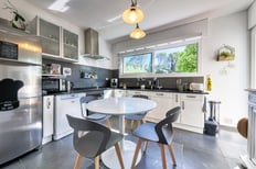 Photographie de la cuisine moderne avec vue sur le jardin d'une maison à Cuers