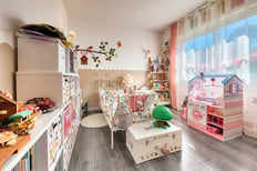 Chambre d’enfant lumineuse à Cuers, capturée par un photographe immobilier professionnel dans le Var.