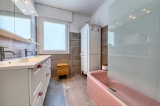 Salle de bain moderne avec douche à l’italienne à Cuers, capturée par un photographe immobilier dans le 83.