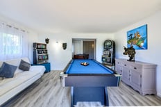 Salle de jeux spacieuse dans une maison à Cuers photographiée par un photographe immobilier professionnel à Toulon