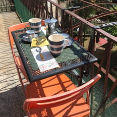 breakfast or happy hour table in ortensia apartment in villa ombrosa