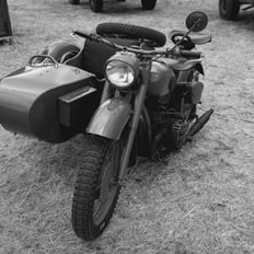 Une moto sidecar ancienne