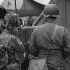 Deux soldats américains vus de dos