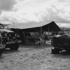Jeep camions et tentes militaires