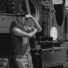 Un marin soldat devant un camion de la seconde guerre mondiale