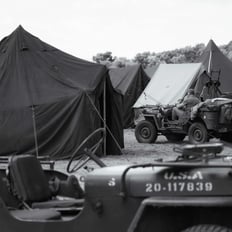Jeep américaine et tentes militaires