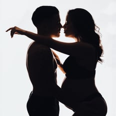 shooting grossesse en couple avec beaucoup de sensualité