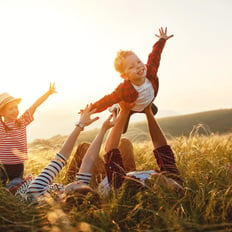 séance photo de famille en extérieur avec des couleurs chaudes du coucher de soleil