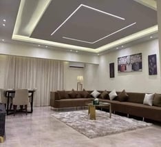 ديكورات مجالس رجال -معلم دهانات الدمام-كراسي خشبية داخل صالة