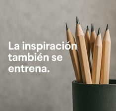 Grupo de lápices afilados en un bote con la frase “La inspiración también se entrena”