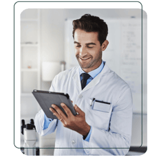 Médico utilizando tablet, representando tecnologia, produtividade e gestão inteligente para a área d