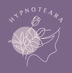 Logo circulaire à fond violet-rose représentant un profil de visage féminin avec écrit au-dessus HYPNOTEARA.