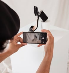 "Transforma tu talento creativo en un negocio rentable editando contenido profesional."
