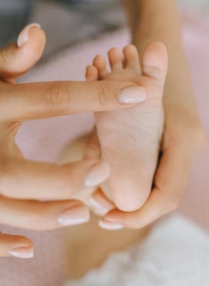 massage de pieds sur bébé