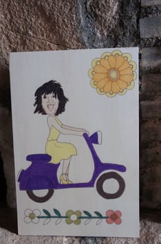 portrait femme sur un scooter retro année 60-70' en couleur imprimé sur bois