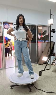 mujer tomándose foto en plataforma 3D