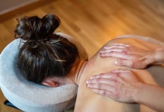 Zoom sur mains parallèles massage du dos avec femme