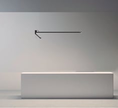 Luminaria técnica de brazo orientable sobre bañera en espacio de diseño minimalista
