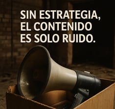 Megáfono dentro de una caja con el texto “Sin estrategia, el contenido es solo ruido”