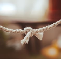 Una cuerda atada que simboliza la dependencia emocional
