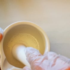 Deine Muttermilch professionell konserviert und zu Pulver verarbeitet.