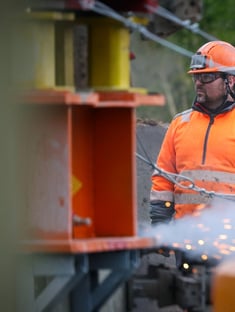 Il s'agit d'un homme dans le milieu industriel au travail