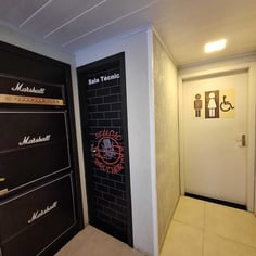 Corredor com amplificadores sala técnica e acesso ao banheiro no Studio Brothers em Porto Alegre