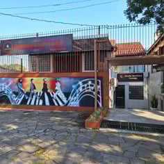 Fachada externa diurna do Studio Brothers estúdio de gravação em Porto Alegre