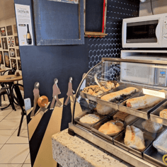 Cafeteria com vitrine de salgados no Studio Brothers em Porto Alegre