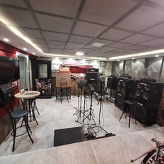 Sala de ensaio no Studio Brothers em Porto Alegre vista do palco com microfones e amplificadores
