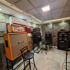 Amplificadores empilhados em sala de ensaio do Studio Brothers em Porto Alegre