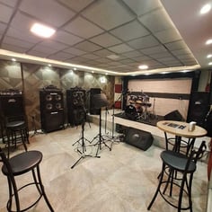 Amplificadores bateria e microfones em sala de ensaio do Studio Brothers em Porto Alegre