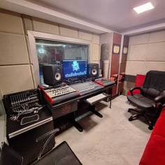 Sala de controle com console e monitores no Studio Brothers em Porto Alegre