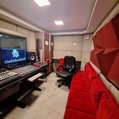 Sala de controle com sofá vermelho no Studio Brothers estúdio de gravação em Porto Alegre