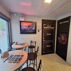 Mesas da área de café com porta estilo amplificador no Studio Brothers em Porto Alegre