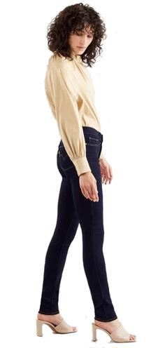 femme de profil en jean bleu