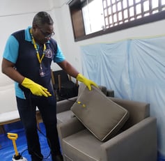 Exemplo de limpeza realizada em uma poltrona.