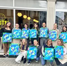 Photo de groupe avec peintures terminées lors d’un événement chez Creative Apéro