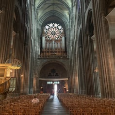 la nef et la vue sur l'orgue de la Cathédrale de Clermont-Ferrand