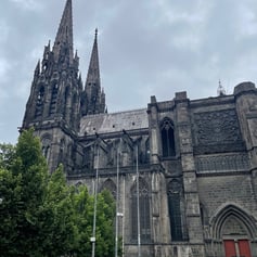 côté latéral de la cathédrale de Clermont-Ferrand