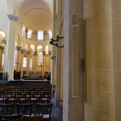 haut-parleurs sur un mur de basilique Notre-Dame du Port à Clermont