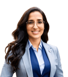 A professora Juliana Barcellos, de terno e gravata, sorrindo.