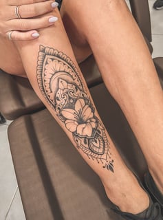 tatuagem feminina ornamental