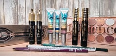 notre collection pour les yeux : ombres colorées, liners précis, et mascaras volumateurs.
