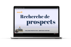Un ordinateur avec, sur son écran, un extrait d'une leçon sur la recherche de prospects